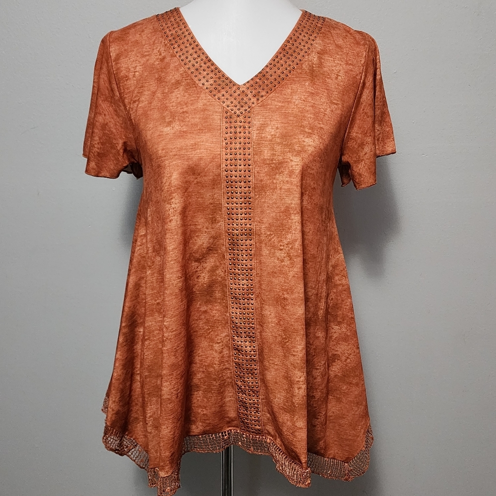 Song n Spirit orange tie dye studded sharkbite vneck top size small